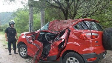 Cinco jóvenes lesionados tras volcar y chocar contra un poste