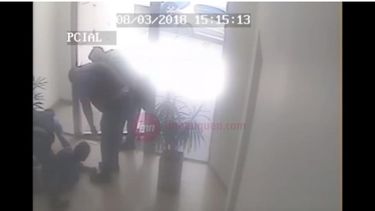 Separaron a tres policías por la golpiza a un joven