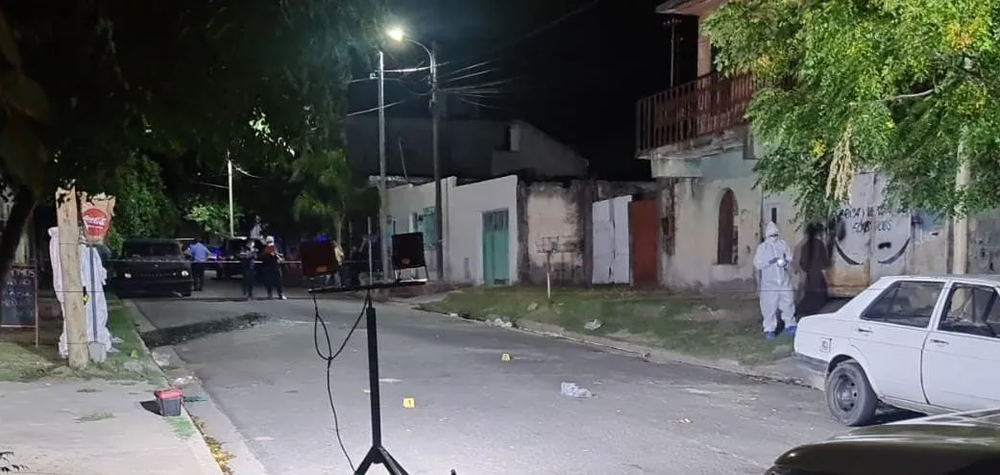 Escena del crimen. En el barrio La Tablada. El fiscal Jonathan Felsztyna investiga el homicidio de Papelito Moreno.&nbsp;&nbsp;
