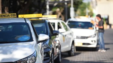 Taxistas y remiseros piden más controles para los UBER