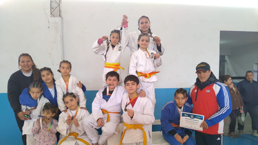 la escuela cubana de  villa cubas, con podios