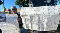 Protesta por la liberación de los padrinos acusados de abuso: exigen que la causa vaya a juicio Protesta por la liberación de los padrinos acusados de abuso: exigen que la causa vaya a juicio