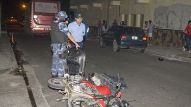 Murió en el acto al chocar la moto en que se conducía con un ómnibus