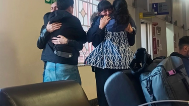 El abrazo del alma. Los padres de Luca, de espaldas, se abrazan con los de Felipe cuando el trasplante terminó (foto Clarín)