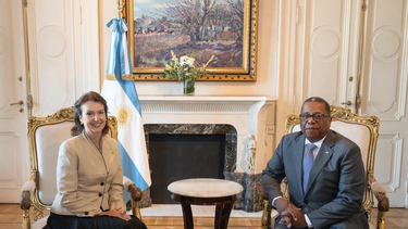 Diana Mondino y el representante del Departamento de Estado de EEUU, Brian Nichols.