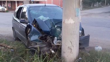 Se llevó dos postes por delante y dejó sin luz a un barrio