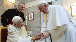 El Papa Francisco pidió rezar por Benedicto XVI: Está muy enfermo