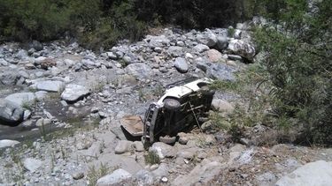 Volcaron y cayeron 8 metros en lecho del río