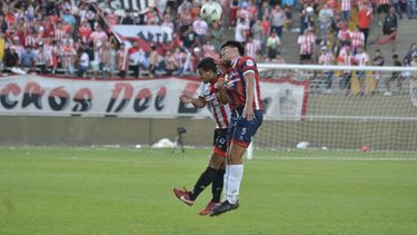 Duelo. El superclásico va en el Bicentenario con San Lorenzo buscando la punta y Villa Cubas, amargarlo.