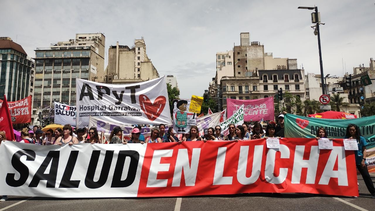 trabajadores del garrahan celebran como triunfo historico el aumento del 61%