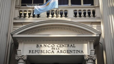 El blue llegó casi a $1.300 y el BCRA volvió a vender dólares por séptima ronda seguida