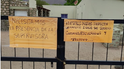 Padres toman la Escuela N°92 en Belén y reclaman presencia de autoridades Padres toman la Escuela N°92 en Belén y reclaman presencia de autoridades