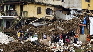 Brasil: ascienden a 104 los muertos por los derrumbes e inundaciones