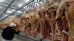 En enero la faena de carne vacuna cayó casi 12% y la producción cayó 10%