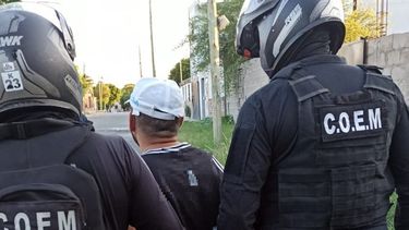un hombre acusado de amenazar a su padre con una cuchilla fue aprehendido