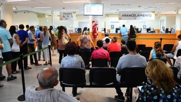Polémica privatización del control médico para empleados de la OSEP