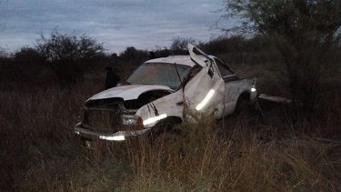 Encuentran una camioneta volcada sin sus ocupantes
