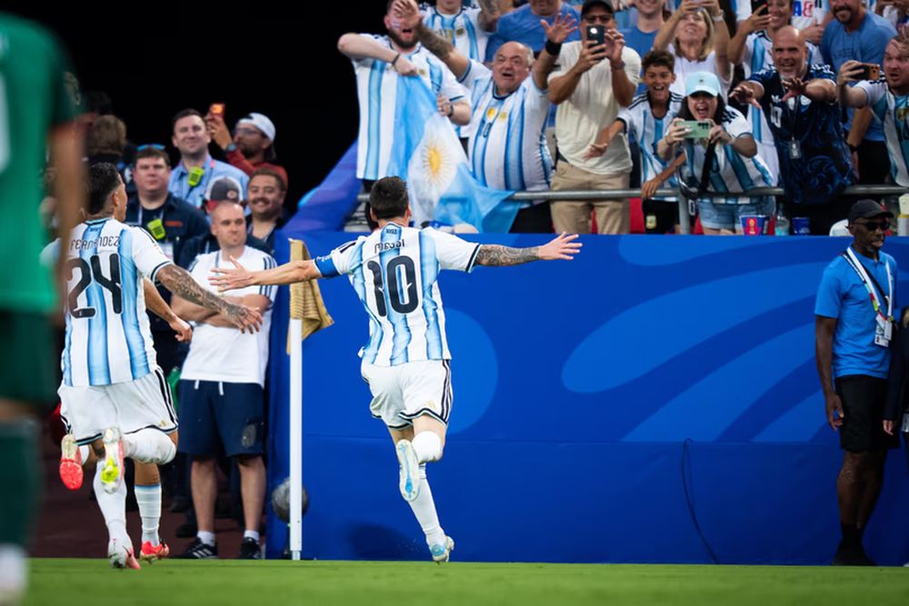 Con un Messi fenomenal, Argentina debutó goleando