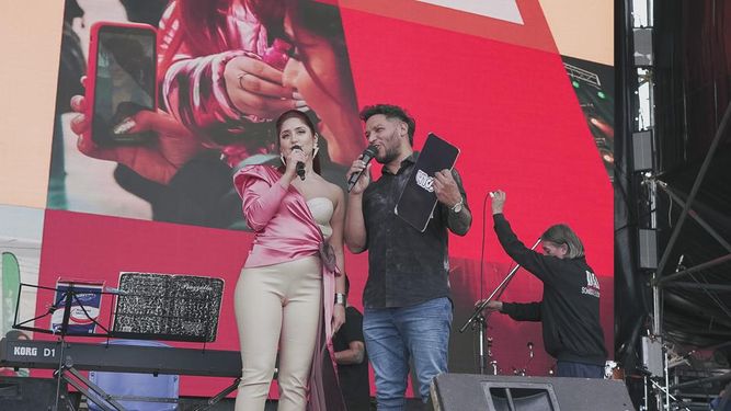 Conducción por Lucía Acosta y Jonhy Tapia