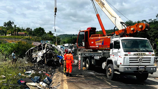 Tragedia en Brasil: más de 30 personas murieron en un choque en cadena