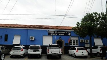 Lo tomaron por la espalda y a golpes le quitaron el celular