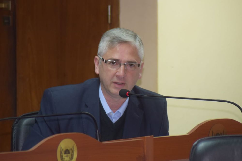 Desafiado. Luis Lobo Vergara no pudo sofocar el foco de rebelión de la bancada que comanda.