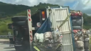 Un camión volcó y vagones del tren Belgrano se descarrilaron