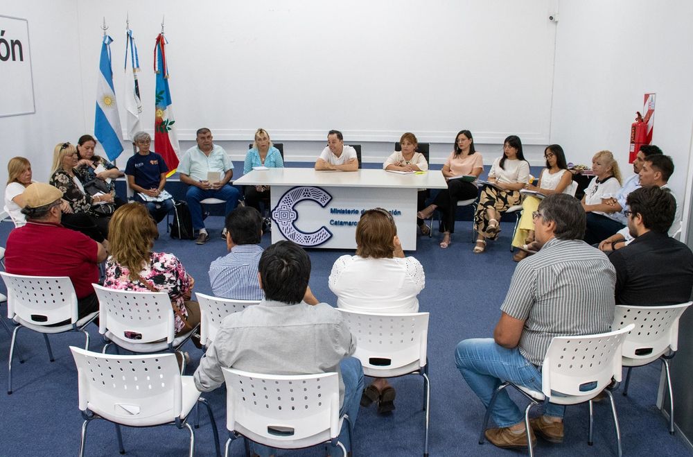 Reunión. Entre los gremios y el ministro de educación y autoridades.