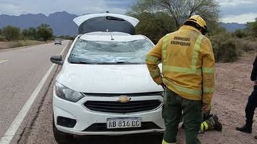volco un auto en ruta 60