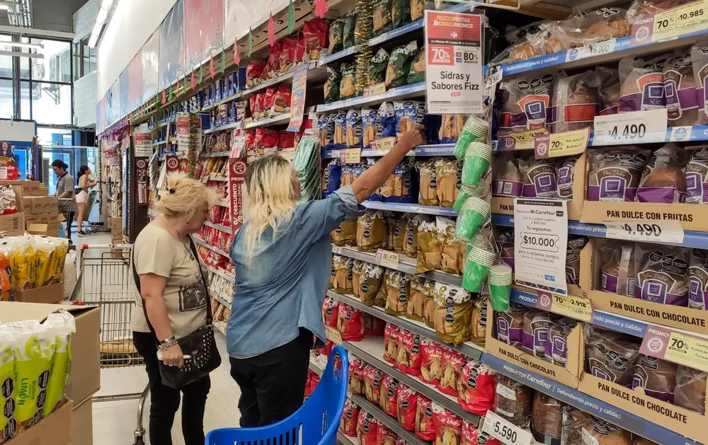 La confianza del consumidor bajó más de 12% interanual en julio