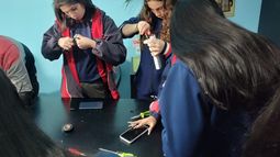 Alumnos y docentes colaboraron en la instalación de carros tecnológicos