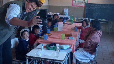 los chicos sonreian porque vieron funcionar la heladera