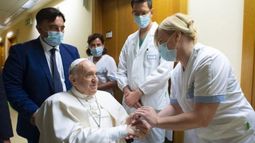 El papa Francisco fue dado de alta y regresó al Vaticano
