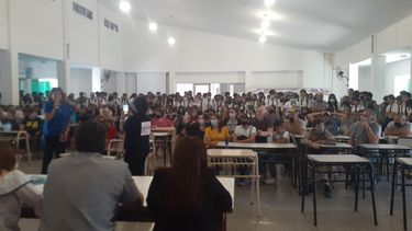 Malestar. Estudiantes, padres y docentes cuestionaron la decisión de separar del cargo a profesores.