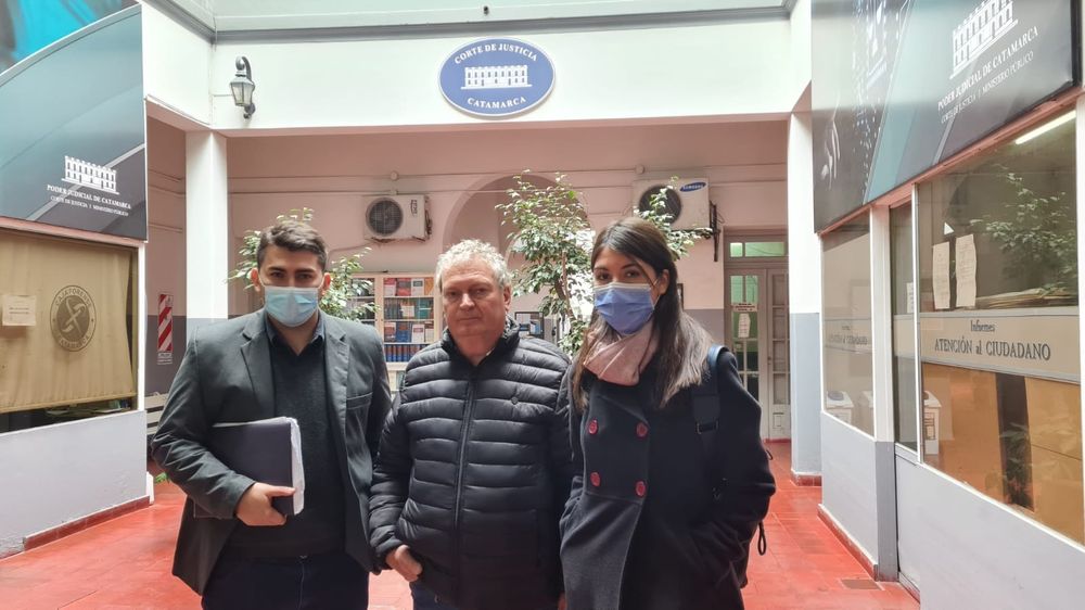 Impugnantes. Ángel Pana (medio) y la abogada Paula Zelarayán, en representación de vecinos.