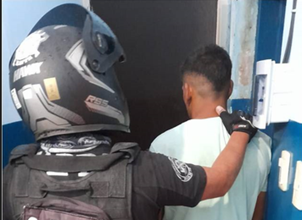 Sospechoso. Arrestado.