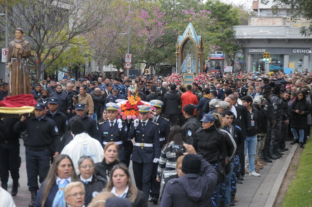 Agradecimiento. Los fieles de María se mostraron emocionados al recordar el día del terremoto.