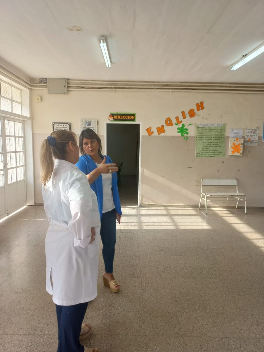 Recorrida. La oposición visitó varias escuelas de la Capital.