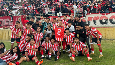 villa cubas se quedo con el superclasico y sigue firme en la punta