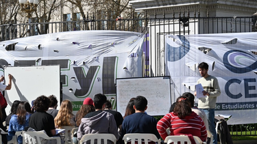 jubilados, docentes y gremios se movilizan contra el ajuste y los vetos de javier milei