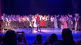 Sobre el escenario. Los profesores Emanuel Marcial y Gisel Rodas junto a sus alumnos. Sobre el escenario. Los profesores Emanuel Marcial y Gisel Rodas junto a sus alumnos.