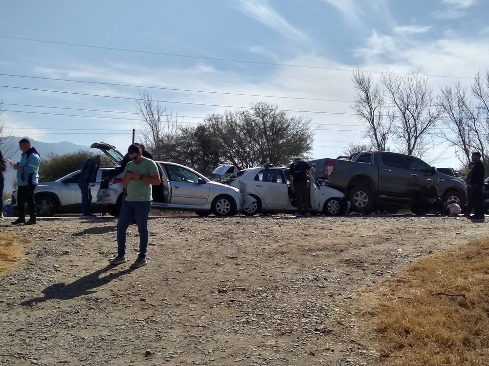 En cadena. Tres vehículos fueron parte del accidente.&nbsp;
