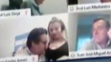 Diputado protagonizó una escena erótica en plena sesión