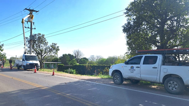 cuadrillas de ec sapem y del municipio trabajan tras desatarse el viento zonda en los altos