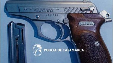 secuestran un arma de fuego entre las pertenencias de un adolescente de 15 anos