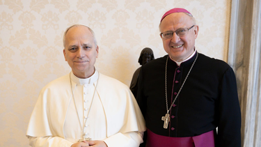 luis urbanc le entrego al papa leon una reliquia del beato mamerto esquiu