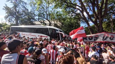 banderazo de los hinchas de villa cubas para despedir al plantel