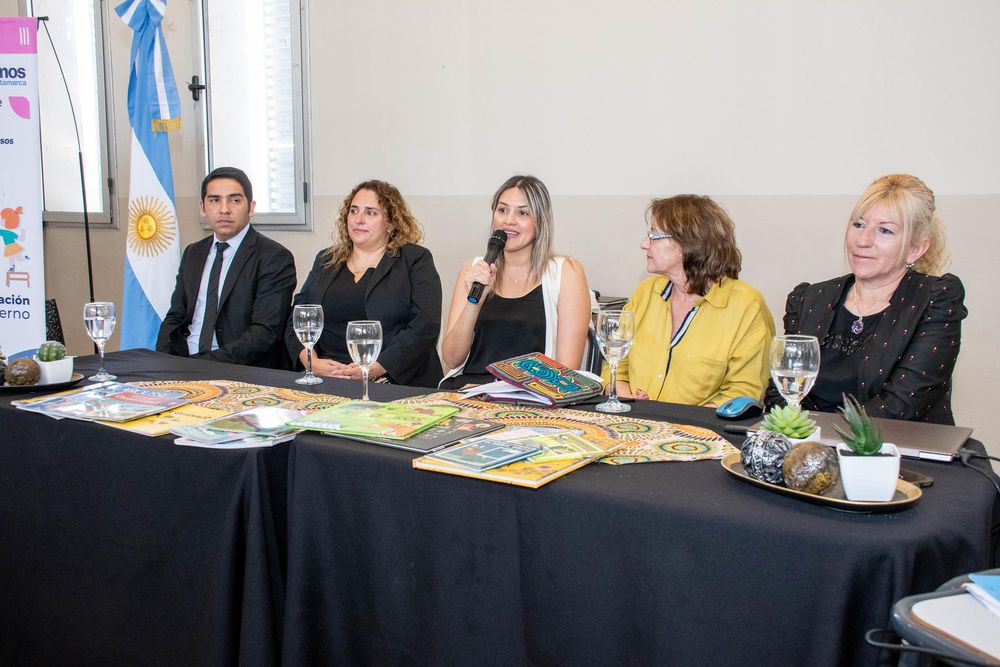 Centurión abrió el encuentro denominado “Los proyectos didácticos articulaciones posibles” junto al equipo de educación inicial nacional 1.jpg