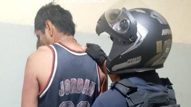 Arrestado por golpear a una niña  e intentar agredir a policías