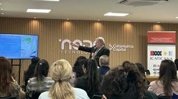 Kyle McDonald disertó en Catamarca sobre sostenibilidad urbana
